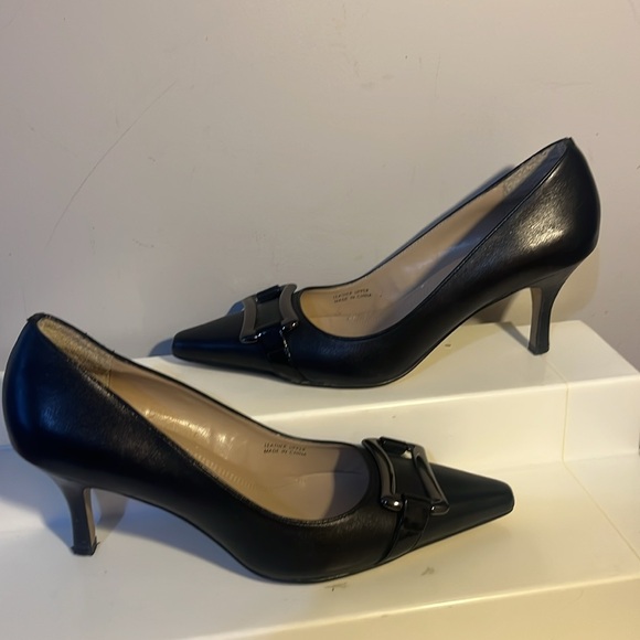 Ellen Tracy Black Leather Pumps with Embellishments!! - Picture 4 of 9